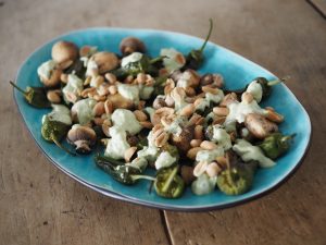 Vehnäolut & Grillatut kasvikset avokado & maapähkinäkastikkeella