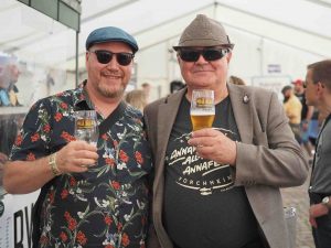 Kaksi miestä juo olutta