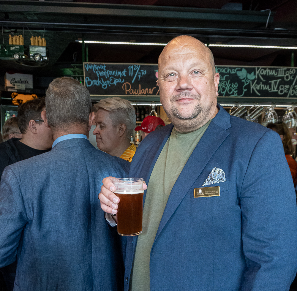 Myös Botta Oy:n toimitusjohtaja Tomi Söderström ehti mukaan juhlistamaan pubin poikkeuksellisen pitkää taivalta