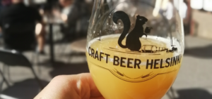 NEIPA-olutta lasissa, jossa teksti "Craft Beer Helsinki"