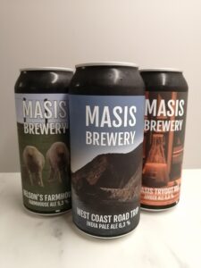 Kolme Masis Brewery -pienpanimon oluttölkkiä