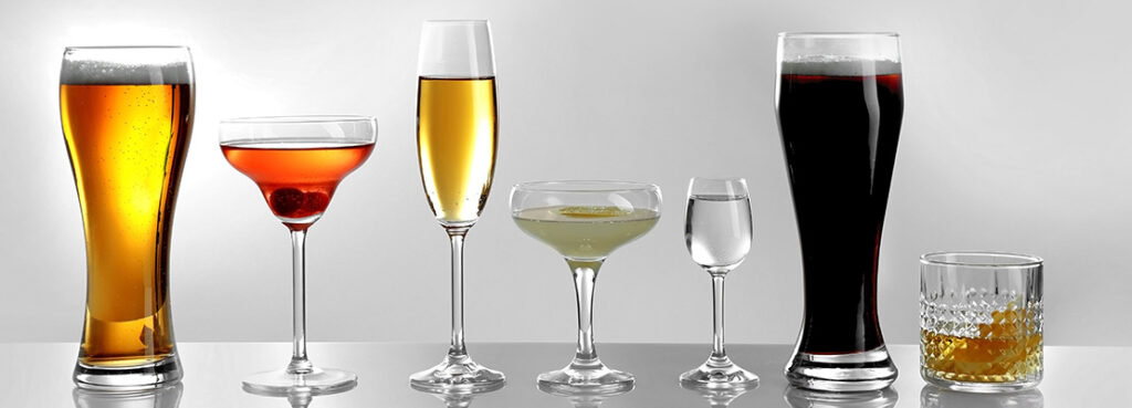 Erilaisia alkoholijuomia laseissaan