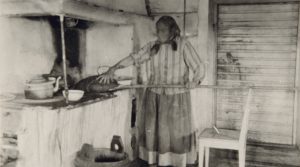 Masha Malja leipoo vuassaleipää kaljaa varten Suojärvellä vuonna 1929. 
